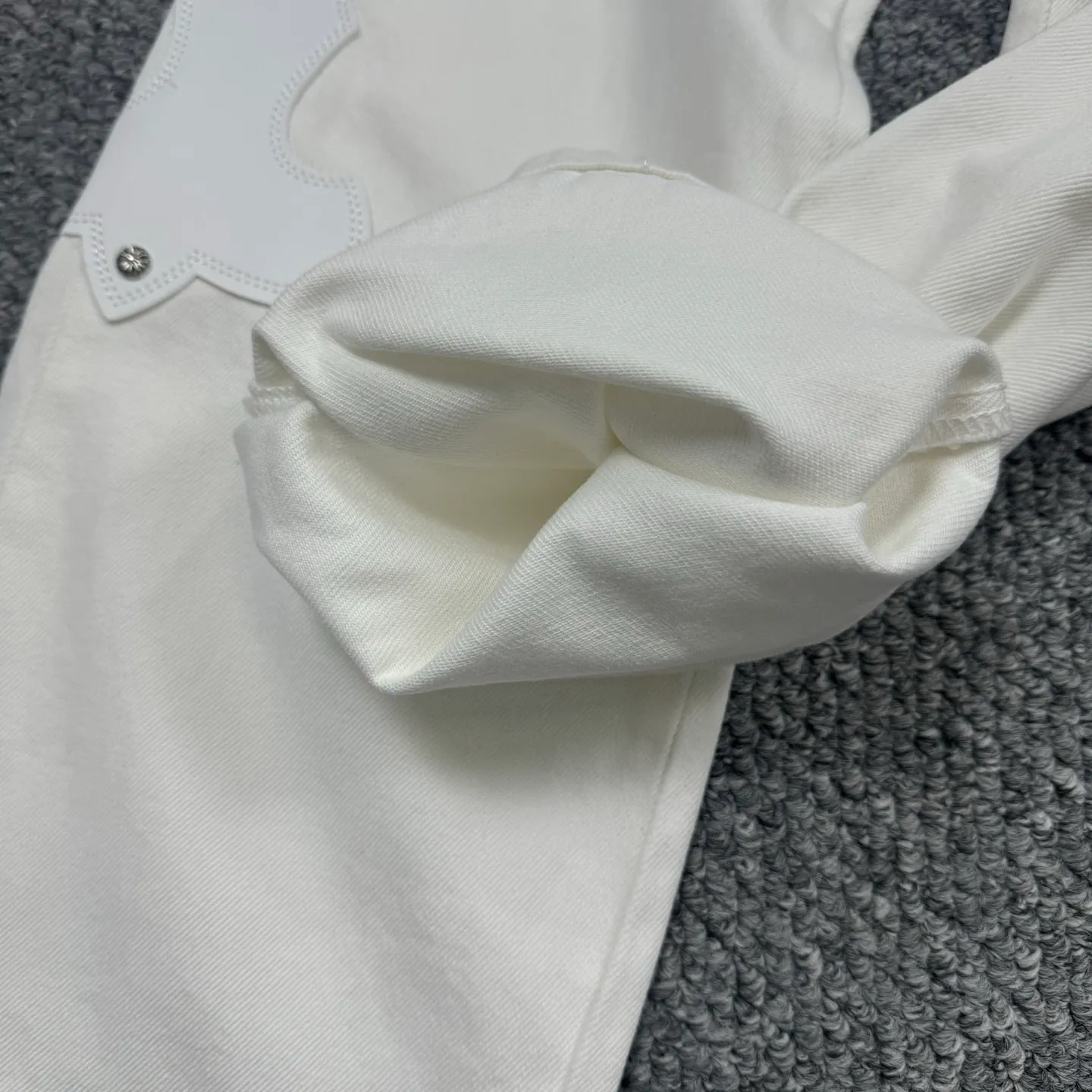 P280 Style No.: H821 Chrome Heart & Chrome Heart White Bull King Metal Cross Patch Leather Jeans ChromeHearts#Design Jeans Invincible Texture Ceiling-Level Jeans Hard to Find at the Counter‼ ️ Cross patchwork leather jeans, top-notch heavy-duty washing process, calfskin laser-cut cross, distressed silver hardware, straight-leg version slimming the upper body, that lesbian style Color: White Size: S M L XL